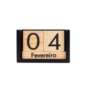 Calendário permanente em madeira personalizado