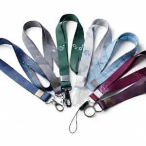 Cordões para crachá personalizados em poliéster acetinado com diferentes opções de acabamento, incluindo mosquete, jacaré, argola, alça leitosa e ponteira para celular.