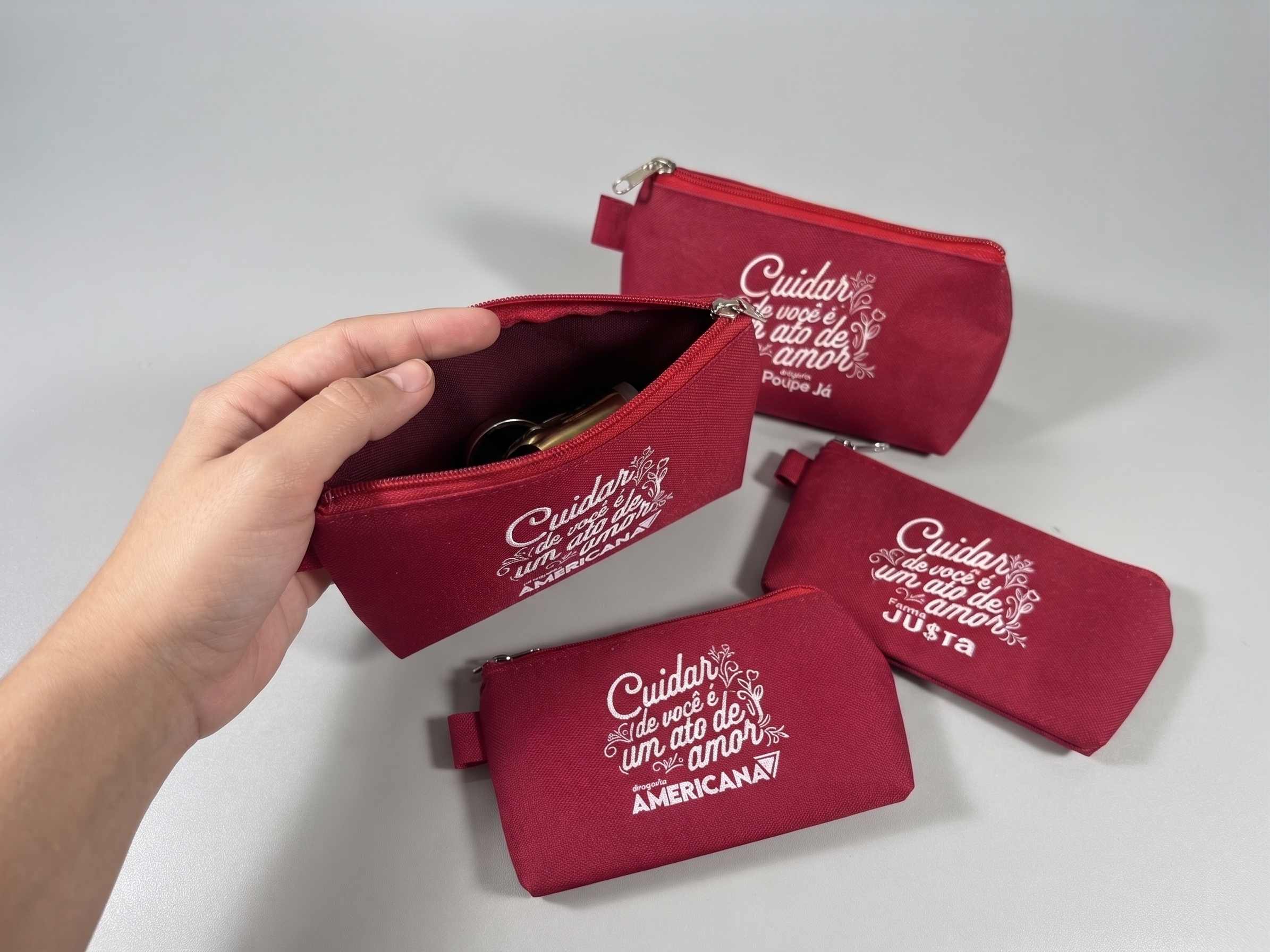 Necessaires personalizadas para as franquias Americana, Poupe Já e Farma Justa do Grupo AMR Saúde