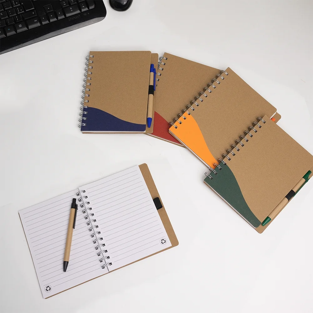 Bloco de anotações em papelão com caneta personalizado